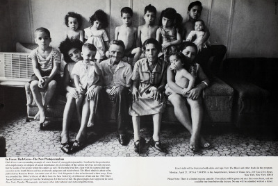 Posters depicts: black and white photo of a family with many children sitting on a couch