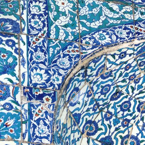 Exhibition Catalogues depicts: Iznik, Legendary Ceramics from Turkey: An Art Reborn catalog