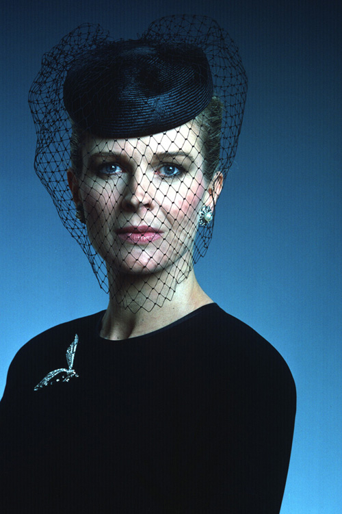 Photo Portrait of Candice Bergen wearing a black top and netted veil.